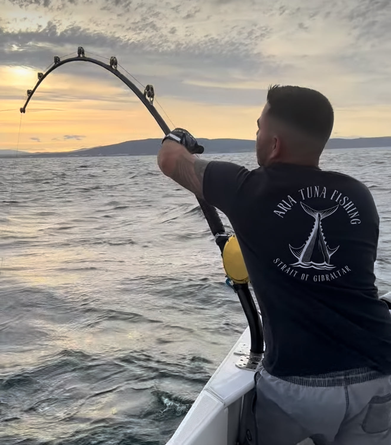 Pescador capturando un atún gigante al curricán