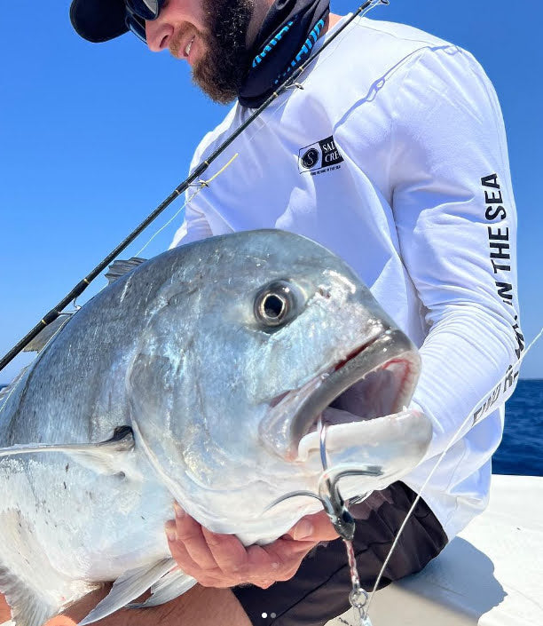 Pescador con un Gt recién capturado a punto de ser liberado