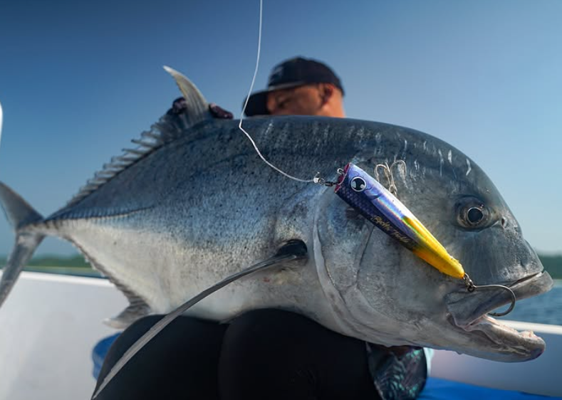 Pescador mostrando un GT capturado a popping