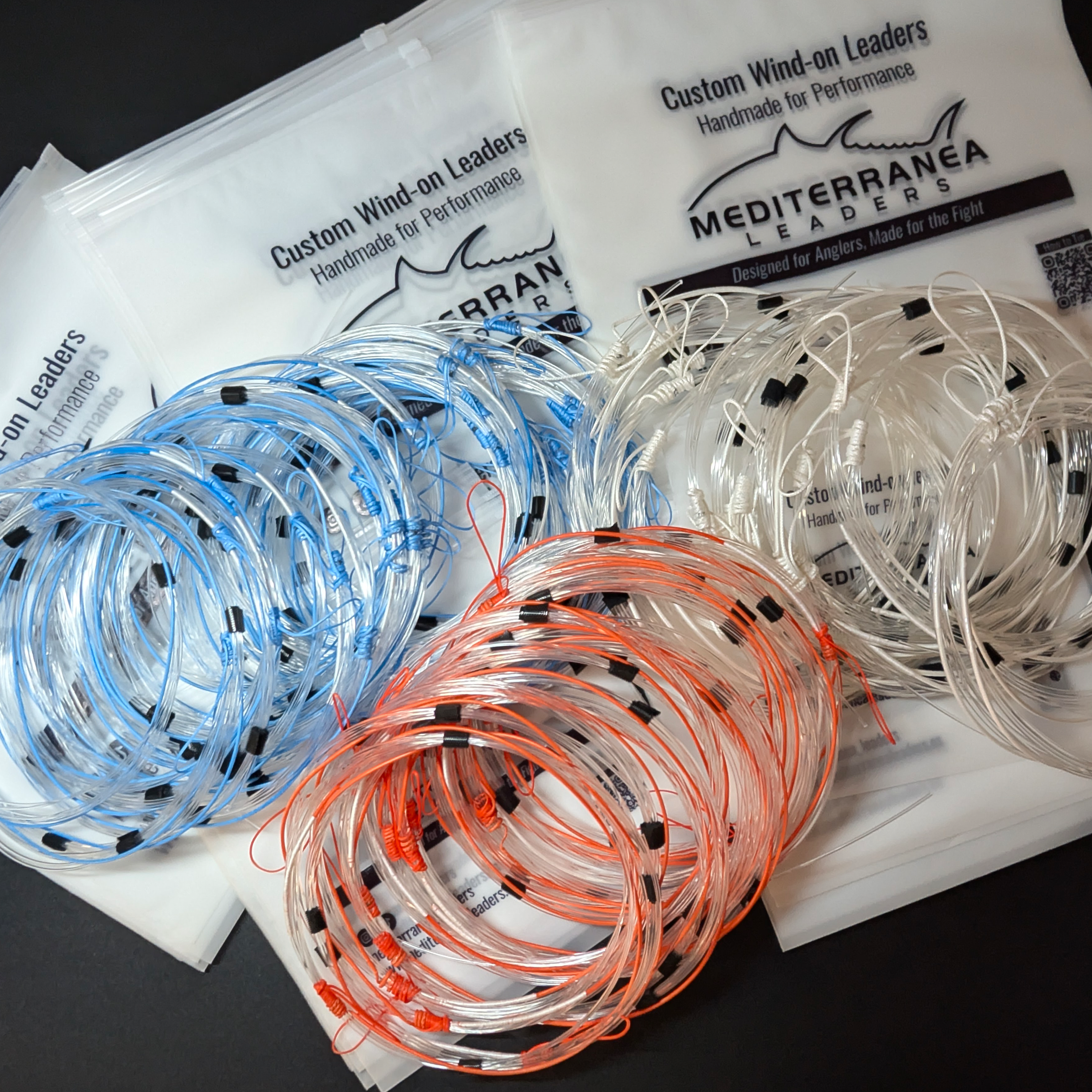 Varios wind-on leaders expuestos encima de una mesa